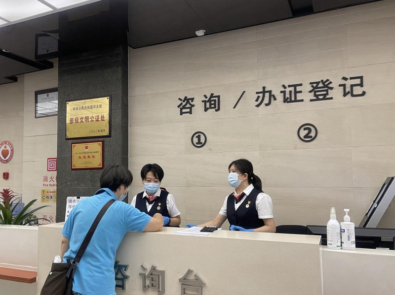 在北京市方圆公证处,群众在咨询公证服务。人民网 周静圆摄